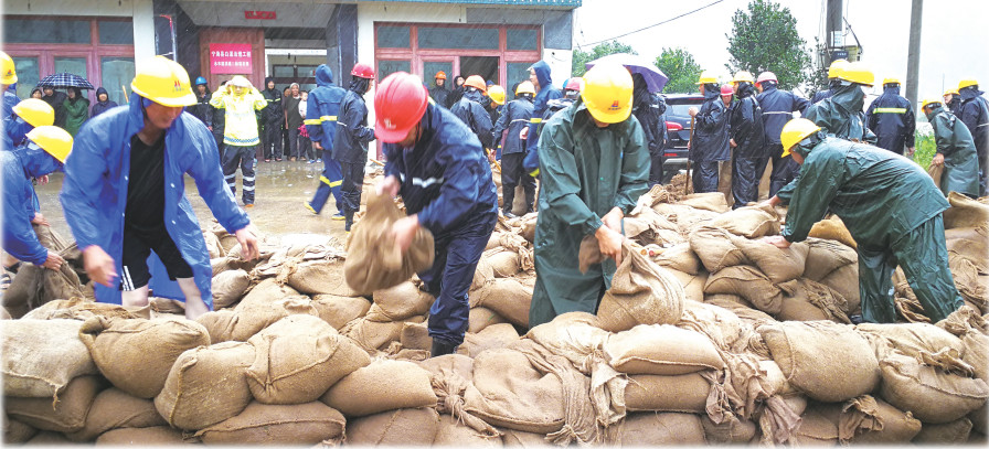 “第十四号台风动态，风雨同舟，共迎彩虹时刻